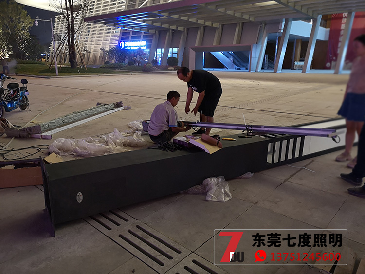 6米方形现代简约LED91视频成人官网柱现场安装实拍图片