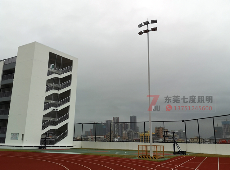 学校操场15米6x400W91视频小黄片现场实例图片