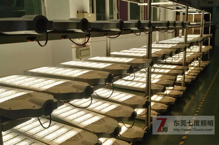 91视频首页照明300W模组式大功率LED路灯头老化实拍