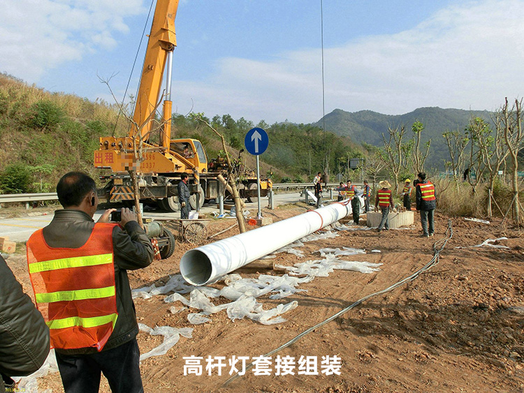 高速公路路口30米91视频小黄片灯杆套接安装现场