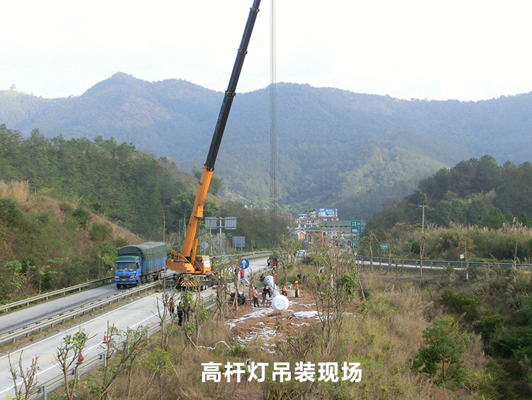高速公路入口立交30米升降式91视频小黄片吊装立杆现场